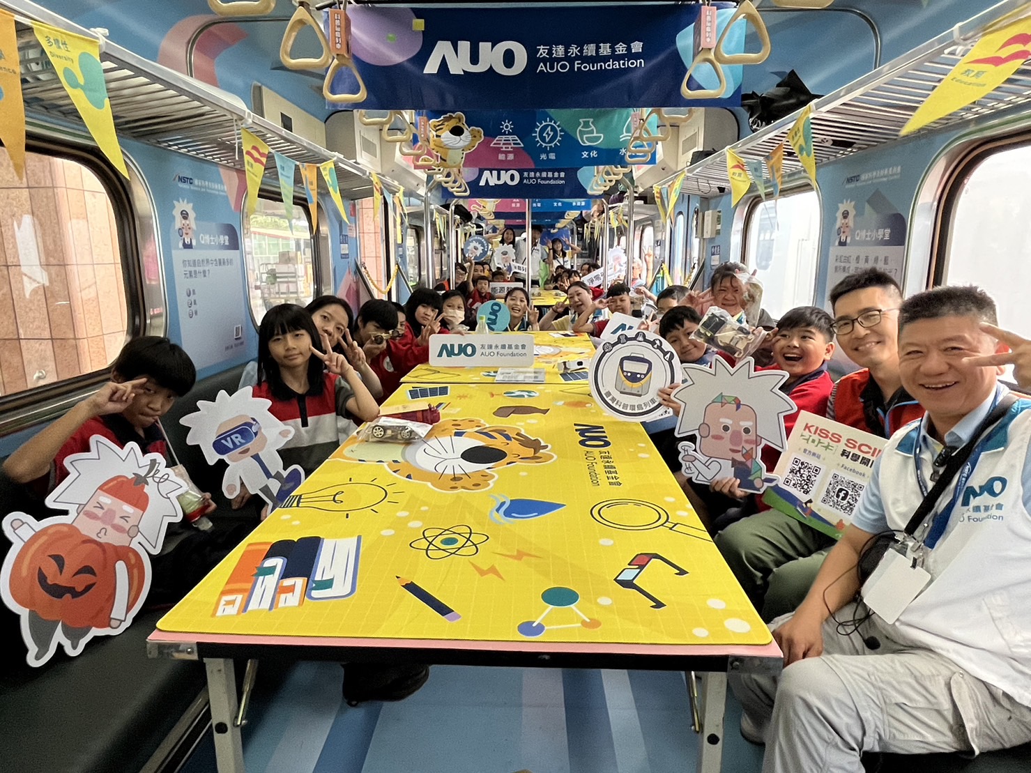 友達永續基金會參與「臺灣科普環島列車」，設計基礎科學車廂課程，以「淨零碳排和永續能源」為主題，讓學生透過創意實驗認識淨零知識，以及思考生活中的減碳行為