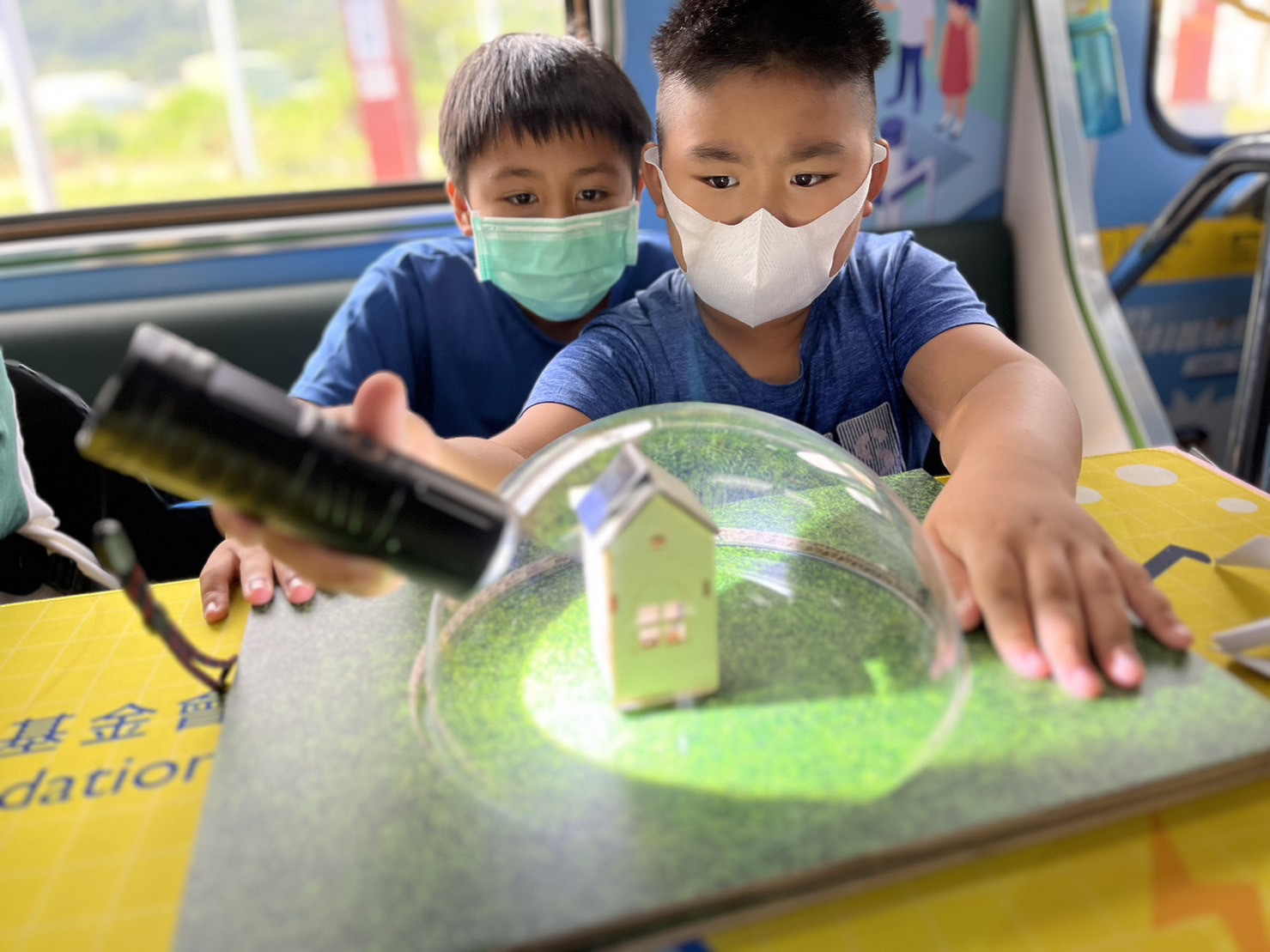 友達參與基礎科學主題車廂，以STEAM教學精神，設計「逐日科學家」、「太陽能工程師」以及「淨零建築師」三大能源科普課程和實驗