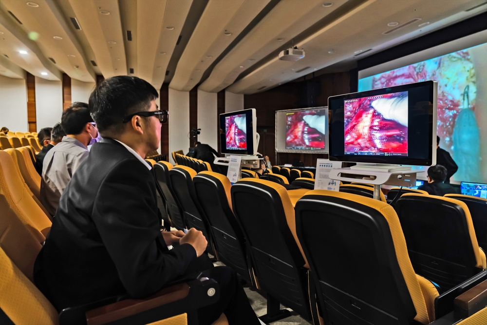 達擎之「達文西外接3D影像解決方案」，將達文西手術機器手臂的3D影像即時連線轉播，在會議室觀摩的醫師們只要戴上偏光眼鏡，就能與執刀醫師看到同步的3D立體影像，如臨操作台現場，縮短達文西手術的學習曲線