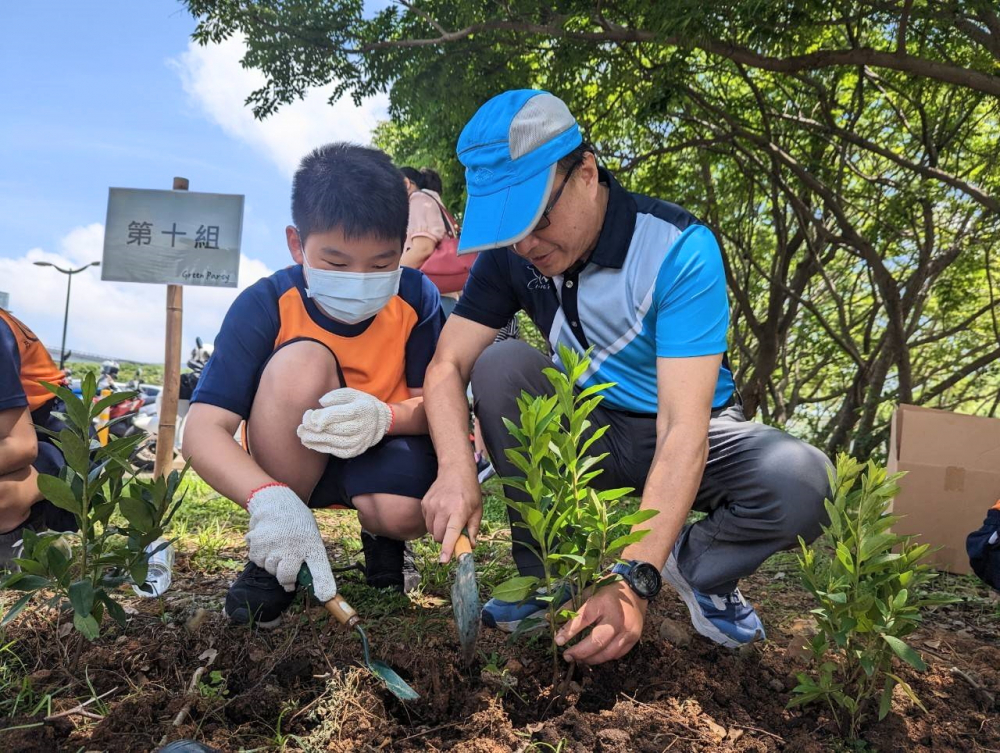 友達綠色志工及眷屬一起植下樹苗，親手打造綠帶景觀及動植物的友善棲息環境