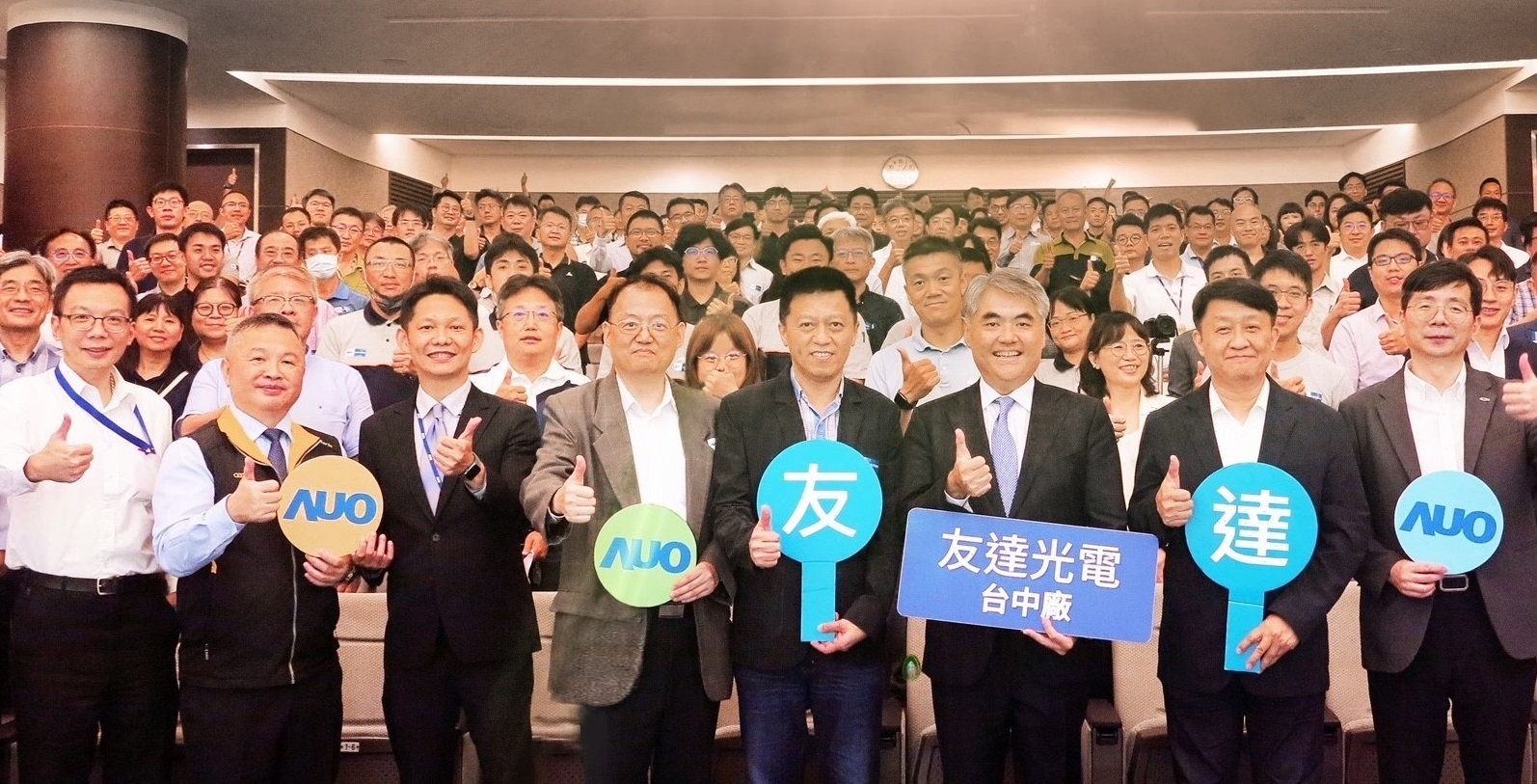 友達以太陽能解決方案領航者，跨足建築領域，4日在台中廠區舉辦「光電建築一體化研討會」，邀請產業先驅共同推動綠化，打造新一代智慧綠建築。