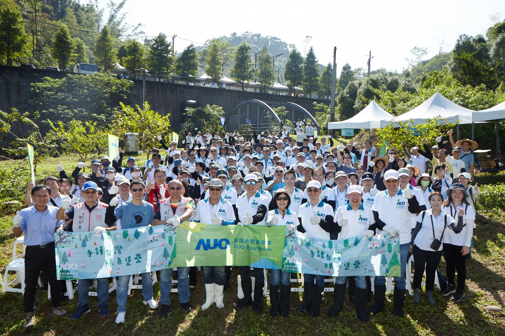 友達永續基金會集結超過200位志工，攜手移除外來入侵種小花蔓澤蘭，守護霄裡溪生物多樣性
