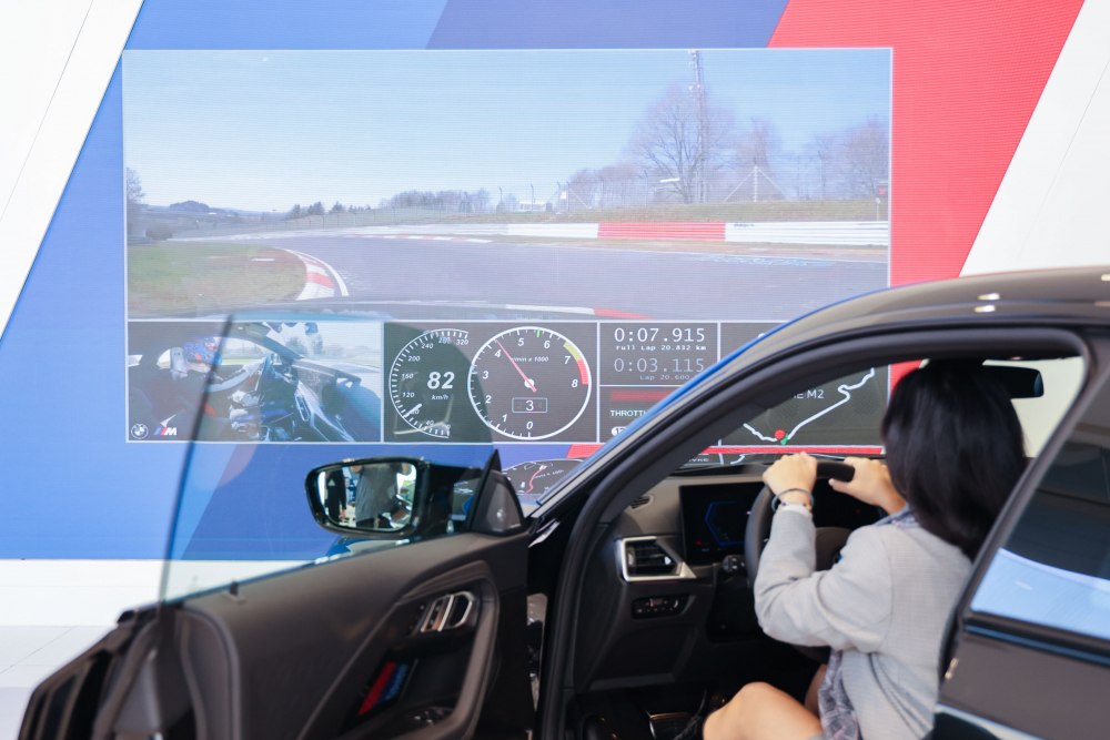 顧客按下虛擬Engine Start按鈕，啟動預選車款的引擎聲浪，螢幕同時呈現德國紐柏林賽道的試駕畫面，坐進車內一秒化身駕駛員馳騁奔騰