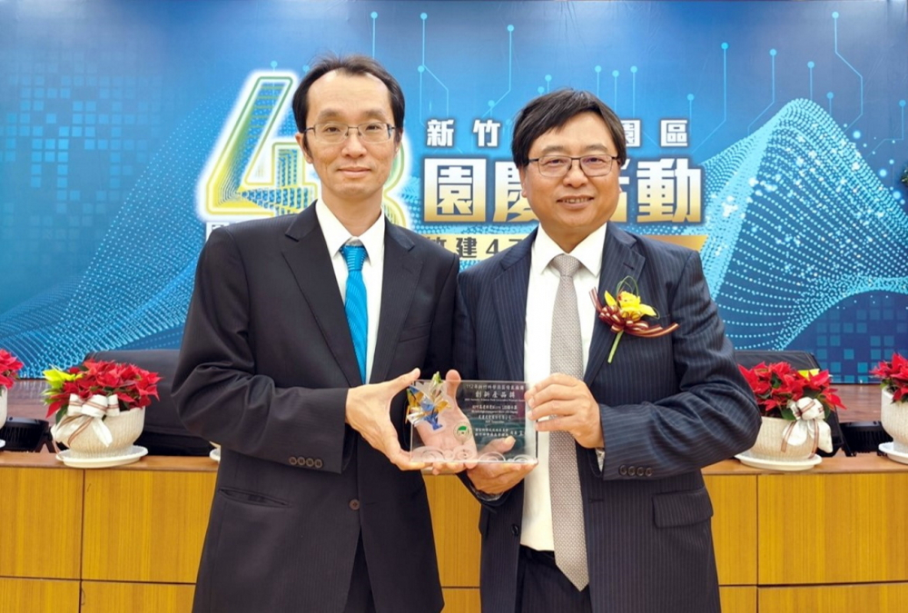 友達60吋高透明度Micro LED顯示器榮獲2023竹科創新產品獎，由友達光電顯示產品研發總部副總經理吳仰恩(左)代表領獎