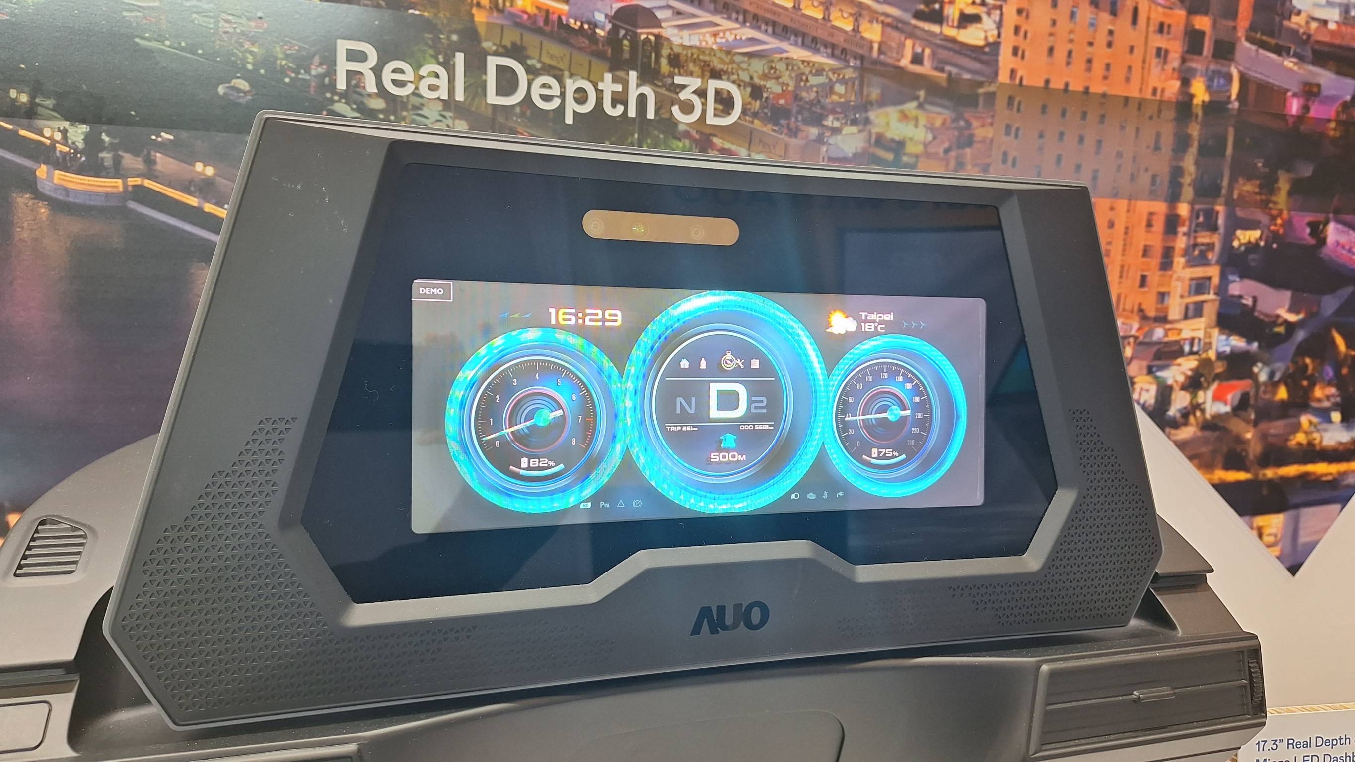 友達的「裸眼3D Micro LED儀表板」將Micro LED與LCD技術整合成17.3吋顯示器，打造令人驚豔的3D效果，同時具備DMS辨識系統，可偵測駕駛行為並進行安全預警。