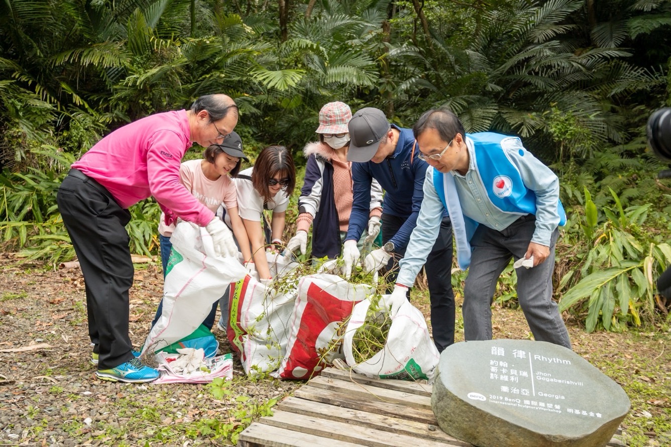 為共同守護在地物種，友達永續基金會號召志工認識並移除「綠癌」: 外來入侵種小花蔓澤蘭