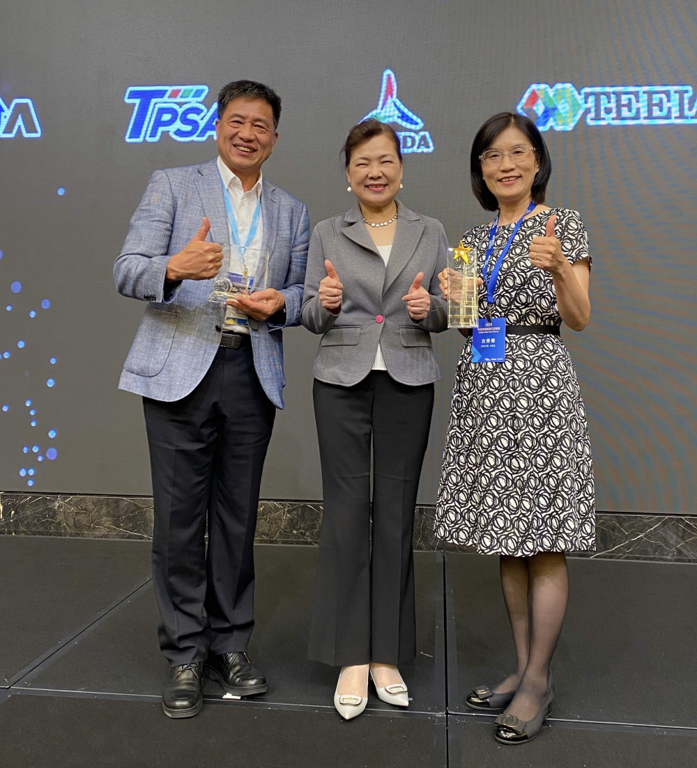 友達致力推動永續發展，於Touch Taiwan2024以3R策略貫穿Display、ESG展位實現綠色展覽目標之成果，Display展位獲綠色裝潢設計鑽質獎最高榮譽，ESG同獲金質獎殊榮。由經濟部長王美花（中）親自頒予友達光電董事長彭双浪（左）、友達光電永續長古秀華（右）